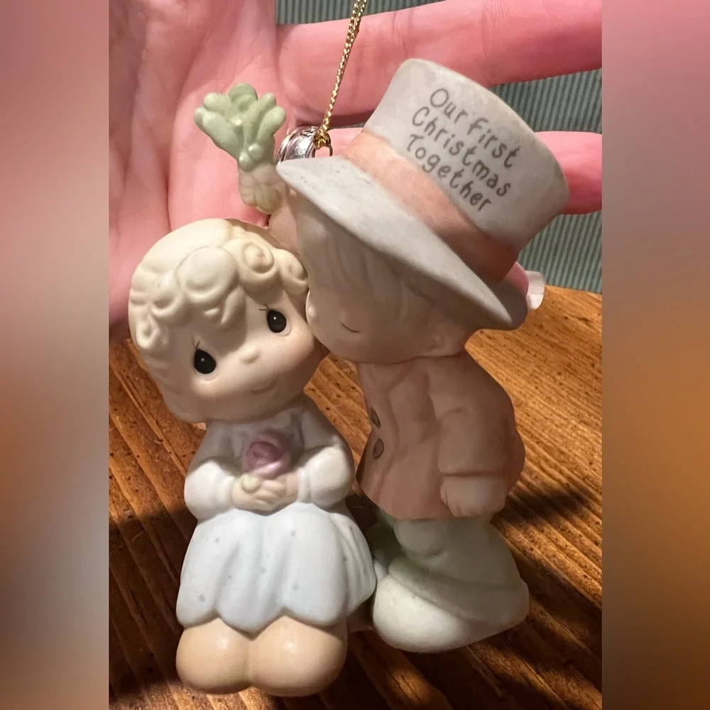 VTG PRECIOUS MOMENTS 2001 OUR FIRST CHRISTMAS TOGETHER PORCELAIN ORNAMENT 878855